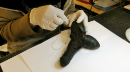 Renowacja przedmiotu. Fot. Muzeum Archeologiczne w Gdańsku