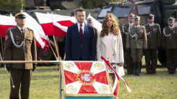 Uroczystości wręczenia sztandaru 18. Dywizji Zmechanizowanej im. gen. broni Tadeusza Buka w Siedlcach: rodzice chrzestni sztandaru, minister obrony narodowej Mariusz Błaszczak (C) i córka generała, Elżbieta Buk (P). Fot. PAP/M. Zieliński