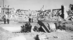 Reprodukcja zdjęcia przedstawiającego ruiny Zamku Królewskiego zniszczonego podczas II wojny światowej i kolumnę Zygmunta III Wazy wysadzoną przez Niemców w 1944 r. Warszawa, 03.1945. Fot. PAP/PAI/Reprodukcja