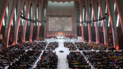 Warszawa, 08.10.2017. Koncert galowy Dnia Papieskiego odbył się w Świątyni Opatrzności Bożej, 8 bm. W całym kraju trwają obchody XVII Dnia Papieskiego. Odbywają się czuwania modlitewne, koncerty ewangelizacyjne, konferencje, gry miejskie, spektakle, musicale oraz biegi nawiązujące do życia i nauczania św. Jana Pawła II. Tegorocznym uroczystościom przyświeca hasło "Idźmy naprzód z nadzieją!". Fot. PAP/L. Szymański