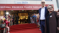 Gdynia, 16.09.2019. Reżyserka Agnieszka Holland (P) i producent filmowy Stanisław Dziedzic (2P) pozują do zdjęć przed galą otwarcia 44. Festiwalu Polskich Filmów Fabularnych w Gdyni, 16 bm. Fot. PAP/A. Warżawa