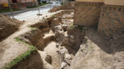 Prezentacja w Gnieźnie odkrytego w trakcie prac archeologicznych prowadzonych w ramach projektu "Ekspedycja Palatium. Gniezno 2019" fragmentu przedromańskiej budowli znajdującej się przy miejscowym kościele św. Jerzego na Górze Lecha. Fot. PAP/J. Kaczmarczyk