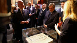 Wicepremier, minister kultury i dziedzictwa narodowego Piotr Gliński (3P) i minister w Kancelarii Prezydenta Wojciech Kolarski (2L) podczas inauguracji działalności pierwszego zagranicznego oddziału Instytutu Pileckiego w Berlinie. PAP/R. Guz