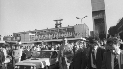 Jastrzębie Zdrój 18.10.1990. Kampania przedwyborcza kandydatów na prezydenta RP. Przewodniczący NSZZ Solidarność Lech Wałęsa kandydat na prezydenta spotkał się z wyborcami w cechowni Kopalni Węgla Kamiennego Zofiówka, gdzie w 1980 r. podpisano Porozumienie Jastrzębskie. Fot. PAP/S. Jakubowski