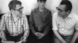 Warszawa 09.1982. Proces przywódców Konfederacji Polski Niepodległej (KPN) przed Sądem Warszawskiego Okręgu Wojskowego. Nz. Romuald Szeremietiew (L), Leszek Moczulski (P). Fot. PAP/W. Kryński