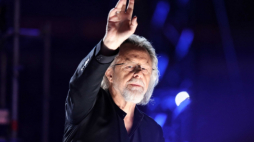 Chorzów, 31.08.2019. Kompozytor Jan A.P. Kaczmarek podczas koncertu „Rapsodia Śląska”, 31 bm. na Stadionie Śląskim w Chorzowie. Widowisko muzyczno-multimedialne powstało z okazji setnej rocznicy wybuchu I powstania śląskiego z udziałem polskich gwiazd, muzyków Filharmonii Śląskiej i zespołu Pieśni i Tańca "Śląsk". Muzyce towarzyszy przedstawienie francuskiego podniebnego teatru Transe Express oraz efektowne doznania wizualne, inspirowane powstaniami śląskimi. Fot. PAP/A. Grygiel