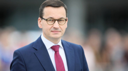 Gdańsk, 01.09.2019. Premier Mateusz Morawiecki (C) złożył wieniec przy grobach żołnierzy na Cmentarzu Żołnierzy Wojska Polskiego, 1 bm. na Westerplatte, w 80. rocznicę wybuchu II wojny światowej. Fot. PAP/J. Dzban