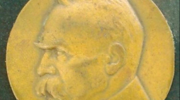 Awers Medalu Dziesięciolecia Odzyskanej Niepodległości, ustanowionego 27 września 1928 r. Źródło: Wikipedia Commons