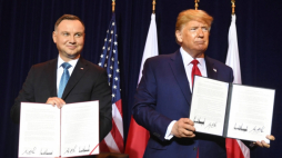 Nowy Jork, USA, 23.09.2019. Prezydenci, Stanów Zjednoczonych Ameryki Donald Trump (P) oraz RP Andrzej Duda (L) podczas spotkania bilateralnego w Nowym Jorku, 23 bm. z okazji szczytu klimatycznego, w przeddzień debaty generalnej Zgromadzenia Ogólnego ONZ. Obaj politycy podpisali wspólną deklarację na temat pogłębiania współpracy obronnej. Prezydent Andrzej Duda wraz z małżonką Agatą Kornhauser-Dudą kontynuuje wizytę w Stanach Zjednoczonych. Fot. PAP/R. Pietruszka