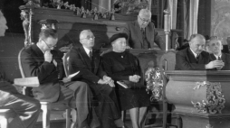 Wrocław, 1948-09-19. Uniwersytet Wrocławski, aula Leopoldina. W dniach 19-22 września 1948 roku odbywał się we Wrocławiu VII Powszechny Zjazd Historyków. Nz. przemawia prof. Jan Rutkowski. W pierwszym rzędzie siedzą m.in.: prof. Natalia Gąsiorowską (3P), przewodniczący prof. Jan Dąbrowski (2P), prof. Kazimierz Tymieniecki (1P). Fot. PAP/S. W. Sadowski 