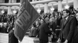 Warszawa 29.01.1990. Ostatni XI Zjazd PZPR, noc z 28 na 29 stycznia 1990, Sala Kongresowa Pałacu Kultury i Nauki. Nz. wyprowadzenie sztandaru Polskiej Zjednoczonej Partii Robotniczej. Fot. PAP/D. Kwiatkowski