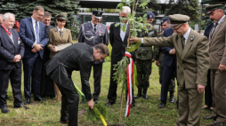 Dąbrowa Górnicza, 11.09.2018. Przewodniczący NSZZ Solidarność Piotr Duda sadzi dąb Wolności podczas obchodów 38. rocznicy podpisania Porozumienia Katowickiego, 11 bm. w Dąbrowie Górniczej. Fot. PAP/D. Gajda