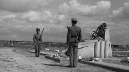 Warszawa, 1947-08-01. Obchody trzeciej rocznicy wybuchu Powstania Warszawskiego. Nz. uroczystości na Przyczółku Czerniakowskim. W głębi most Poniatowskiego. Fot. PAP/CAF