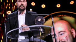 Warszawa, 16.09.2019. Reżyser, scenarzysta teatralny i telewizyjny, Wawrzyniec Kostrzewski został uhonorowany Nagrodą Mediów Publicznych w kategorii Obraz, podczas gali wręczenia Nagród Mediów Publicznych, 16 bm. w Teatrze Polskim w Warszawie. Polskie Radio, Telewizja Polska i Polska Agencja Prasowa podjęły współpracę, aby po jedenastu latach wznowić przyznawanie nagród osobom ważnym dla rozwoju kultury narodowej. Fot. PAP/L. Szymański