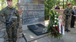 Uroczystość odsłonięcia tablicy upamiętniającej 80. rocznicę śmierci Błażeja Stolarskiego w Będkowie. Fot. PAP/R. Zawistowski