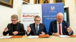 Wicepremier, minister kultury Piotr Gliński (C) oraz prezes Fundacji Tumult Marek Żydowicz (L) i prezydent miasta Michał Zaleski podpisują umowę ws. budowy Europejskiego Centrum Filmowego Camerimage w Toruniu. Fot. PAP/T. Żmijewski