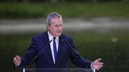 Wicepremier, minister kultury i dziedzictwa narodowego Piotr Gliński podczas podsumowania i zakończenia akcji Narodowe Czytanie 2019 w Ogrodzie Saskim w Warszawie. Fot. PAP/T. Gzell
