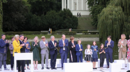 Prezydent RP Andrzej Duda (4L) z małżonką Agatą Kornhauser-Dudą (3L) oraz aktorzy Rafał Zawierucha (7L), Ewa Dałkowska (7P), Jarosław Gajewski (8L), Jakub Gąsowski (2P) oraz Małgorzata Ostrowska-Królikowska (P) podczas podsumowania i zakończenia akcji Narodowe Czytanie 2019 w Ogrodzie Saskim w Warszawie. Fot. PAP/T. Gzell