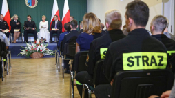 Prezydent RP Andrzej Duda (2P) z małżonką Agatą Kornhauser-Dudą (3P) podczas akcji Narodowe Czytanie 2019 w Szkole Głównej Służby Pożarniczej w Warszawie. Fot. PAP/T. Gzell