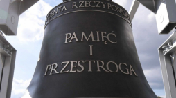 Warszawa, 03.09.2019. Dzwon „Pamięć i Przestroga”, na placu Piłsudskiego w Warszawie. Powstał on w przemyskiej pracowni ludwisarskiej na 80. rocznicę wybuchu II wojny światowej i dziś został przekazany miastu Wieluń. Fot. PAP/M. Obara