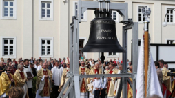 Dzwon "Pamięć i przestroga" podczas uroczystości jego odsłonięcia. Fot. PAP/ R. Zawistowski