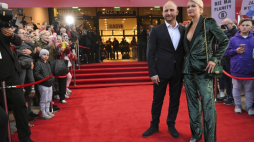 Gdynia, 16.09.2019. Aktor Borys Szyc z partnerką Justyną Jeger-Nagłowską pozują do zdjęć przed galą otwarcia 44. Festiwalu Polskich Filmów Fabularnych w Gdyni. PAP/A. Warżawa