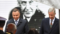 Prezydent Andrzej Duda (L) i król Belgów Filip I Koburg podczas uroczystości upamiętniających 75-lecie wyzwolenia Flandrii przez 1 Polską Dywizję Pancerną gen. Stanisława Maczka na Polskim Cmentarzu Wojskowym w Lommel. Fot. PAP/P. Nowak