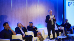 Od lewej: dyrektor Polskiego Instytutu Sztuki Filmowej, przewodniczący Komitetu Organizacyjnego 44. FPFF Radosław Śmigulski, przewodniczący Rady Programowej FPFF Wojciech Marczewski, członek Komitetu Organizacyjnego FPFF Agnieszka Odorowicz, prezes Stowarzyszenia Filmowców Polskich Jacek Bromski, dyrektor FPFF Leszek Kopeć i reżyser Krzysztof Zanussi podczas Forum SFP  w Gdyni. Fot. PAP/A. Warżawa