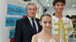 Łódź, 02.09.2019. Wicepremier, minister Kultury i Dziedzictwa Narodowego Piotr Gliński (L) podczas uroczystej inauguracji roku szkolnego 2019/2020 w Szkole Baletowej im. Feliksa Parnella w Łodzi.  PAP/G. Michałowski