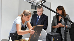 Wicepremier, minister kultury prof. Piotr Gliński (C) oraz dyrektor Centralnego Muzeum Włókiennictwa w Łodzi Aneta Dalbiak (P) podczas wizyty w Muzeum. Fot. PAP/G. Michałowski