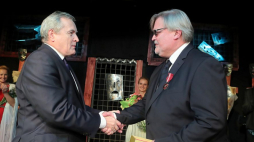 Wicepremier, minister kultury i dziedzictwa narodowego Piotr Gliński (L) wręczył Medal „Zasłużony Kulturze Gloria Artis” prezesowi Stowarzyszenia Komedia Łódzka Mariuszowi Pilawskiemu. Fot. PAP/R. Zawistowski