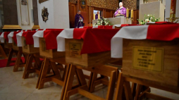 Msza św. w Katedrze Polowej Wojska Polskiego w Warszawie, pod przewodnictwem biskupa polowego Wojska Polskiego Józefa Guzdka podczas uroczystości pogrzebowych 22 ofiar zbrodni komunistycznych. Fot. PAP/P. Nowak