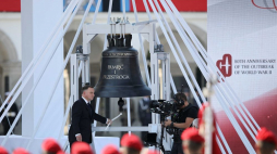Prezydent Andrzej Duda uderzył w dzwon „Pamięć i Przestroga” podczas centralnych obchodów 80. rocznicy wybuchu II wojny światowej na pl. Piłsudskiego Warszawie. Fot. PAP/L. Szymański