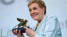 Julie Andrews ze Złotym Lwem. Fot. PAP/Photoshot