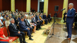 Marszałek Senatu Stanisław Karczewski (P) przemawia podczas uroczystości zamknięcia II Światowego Zjazdu Wilniuków w Wilnie. Fot. PAP/R. Guz