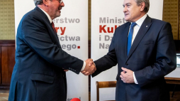 Wicepremier, minister kultury Piotr Gliński (P) i rektor Akademii Muzycznej im. Feliksa Nowowiejskiego w Bydgoszczy prof. zw. dr hab. Jerzy Kaszuba (L) podczas konferencji prasowej i ogłoszenia decyzji ws. budowy Akademii Muzycznej w Bydgoszczy z budżetu Ministerstwa Kultury i Dziedzictwa Narodowego oraz z budżetu państwa. Fot. PAP/T. Żmijewski