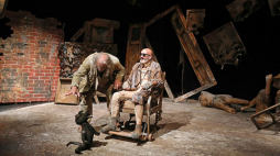Ryszard Doliński (L) oraz Artur Dwulit (P) podczas próby medialnej spektaklu „Końcówka. Akt bez słów” w Białostockim Teatrze Lalek. Fot. PAP/A. Reszko