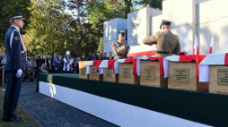 Dowódca Garnizonu Warszawa gen. Robert Głąb (L) podczas uroczystości pogrzebowych 22 ofiar zbrodni komunistycznych na „Łączce” Cmentarza Wojskowego na Powązkach w Warszawie. Fot. PAP/P. Nowak