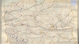 Mapa poglądowa Instytutu Badawczego Dróg i Mostów (IBDiM) pokazująca wyprowadzenie wojsk sowieckich z terytorium Polski w latach 1992–1993; oznaczono na niej miejsca stacjonowania wojsk i potencjalne wówczas trasy komunikacyjne. Zgodnie z założeniami mapa była wykorzystywana do działań informacyjnych i edukacyjnych w czasie, gdy prowadzono operację transportową, a także przez jakiś czas po jej zakończeniu. Źródło: Muzeum Historii Polski.