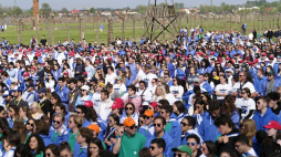Uczestnicy 28. Marszu Żywych na terenie byłego niemieckiego obozu koncentracyjnego Auschwitz-Birkenau. 02.05.2019. Fot. PAP/A. Grygiel