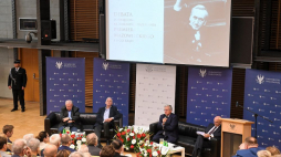 Debata na UW z  okazji 30. rocznicy powołania rządu Tadeusza Mazowieckiego: były prezydent Bronisław Komorowski (2P), historyk, minister w rządzie Tadeusza Mazowieckiego Aleksander Hall (L), historyk, były zastępca przewodniczącego Rady IPN Andrzej Friszke (2L) i sędzia TK w stanie spoczynku Mirosław Wyrzykowski (P). Fot. PAP/R. Pietruszka