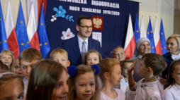 Pruszków, 02.09.2019. Premier Mateusz Morawiecki (C) podczas uroczystej inauguracji roku szkolnego 2019/2020 w Szkole Podstawowej nr 3 im. Miry Zimińskiej – Sygietyńskiej w Pruszkowie. PAP/M. Obara