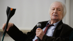 Warszawa, 05.12.2017. Wieloletni paryski korespondent Rozgłośni Polskiej Radia Wolna Europa Maciej Morawski.  PAP/J. Turczyk