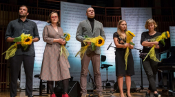 Nominowani autorzy Łukasz Zawada (L), Anna Wiśniewska-Grabarczyk (2L), Jakub Tabaczek (C), Katarzyna Pochmara-Balcer (2P), Olga Hunt (P) podczas uroczystość wręczenia nagród literackich im. Witolda Gombrowicza. Fot. PAP/W. Jargiło 