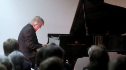 Koncert pianisty Piotra Palecznego w ramach cyklu „Z Klasyką przez Polskę” w Rogowie. Fot. PAP/R. Zawistowski