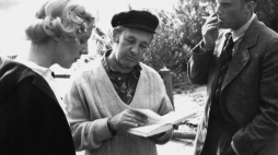 Na planie realizacji filmu "Panny z Wilka" w reżyserii Andrzeja Wajdy. Nz. aktorzy Maja Komorowska (L) i Daniel Olbrychski (P) oraz Andrzej Wajda (C). Fot. PAP/CAF- W. Rozmysłowicz