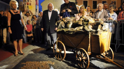 Toruń, 31.08.2008. Instalacja plastyczna na Rynku Nowomiejskim Starego Miasta w Toruniu, nawiązująca do kręconego tu w 1963 r. filmu „Prawo i pięść”, nazywanego pierwszym polskim westernem. Główną rolę grał w nim Gustaw Holoubek. W uroczystości wzięli udział: Magdalena Zawadzka (L), żona Holoubka, oraz reżyser filmu Jerzy Hoffman (C) i prezydent Torunia Michał Zaleski (P). Fot. PAP/W. Szabelski