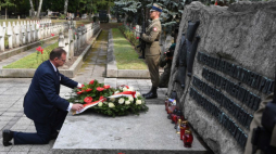 Warszawa, 03.09.2019. Szef Urzędu ds. Kombatantów i Osób Represjonowanych Jan Józef Kasprzyk na Cmentarzu Wojskowym na Powązkach składa kwiaty na pomniku żołnierzy poległych w kampanii wrześniowej 1939. Fot. PAP/R. Pietruszka