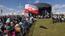 Włocławek, 14.09.2019. Uczestnicy akcji modlitewnej „Polska pod Krzyżem”, na terenie lotniska Włocławek-Kruszyn (woj. kujawsko-pomorskie). Odbywa się ona w święto Podwyższenia Krzyża Świętego. Fot. PAP/A. Damazy