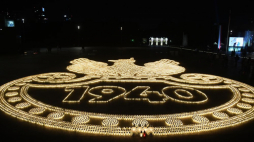 Warszawa, 14.09.2019. Wizerunek polskiego orła wojskowego według wzoru z 1919 r., utworzony z ponad 20 tys. zniczy na pl. Piłsudskiego w Warszawie. Akcję „Iskra Pamięci” zainicjowała Fundacja PGNiG w celu upamiętnienia ofiar poległych w Katyniu. Ma być to hołd dla tych, którzy poświęcili życie dla ojczyzny. Fot. PAP/R. Pietruszka